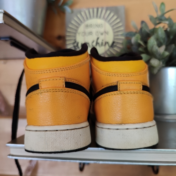 Nike πAir Jordan 1 Mid Sneakers University Gold 554725-700 Leather Sz 4.5 Youth - Picture 4 of 13